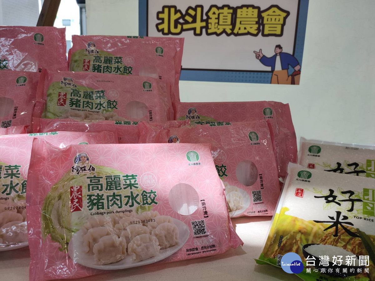 彰化各種特色的農特產伴手禮,推薦給觀看直播與現場的好朋友,只要於指定店家購買消費,就會比別人多一組抽獎序號。圖/記者鄧富珍攝