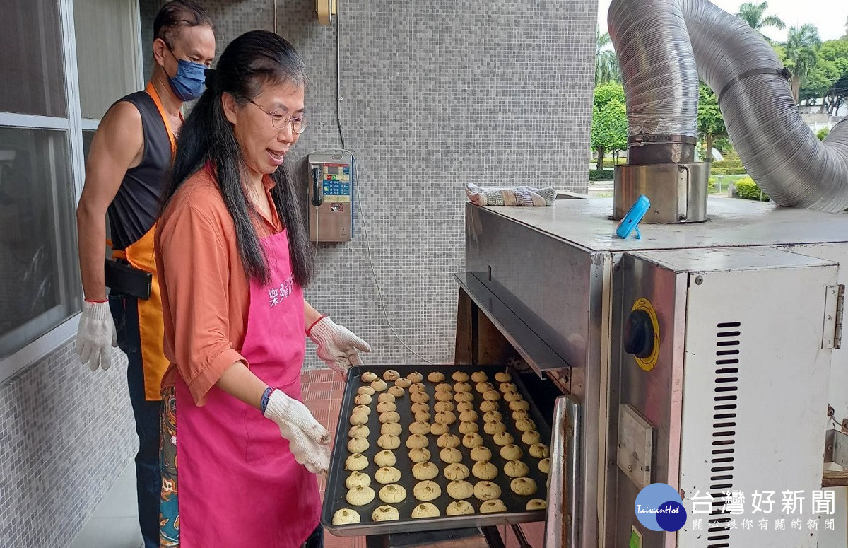 「長榮愛起飛~榮家藝起動」 自助手作坊教導長輩製作桃酥餅乾