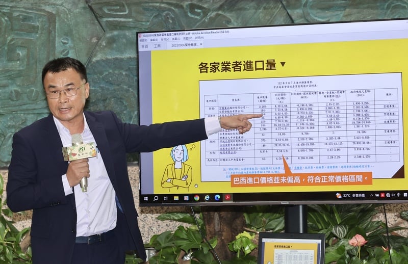 農業部長陳吉仲今（6日）上午主動公布畜產會和超思合約資料。中央社