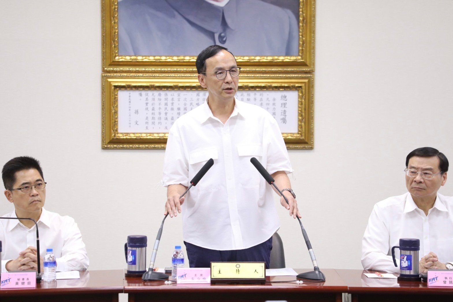 國民黨主席朱立倫(中)呼籲在野共同努力下架民進黨。國民黨提供