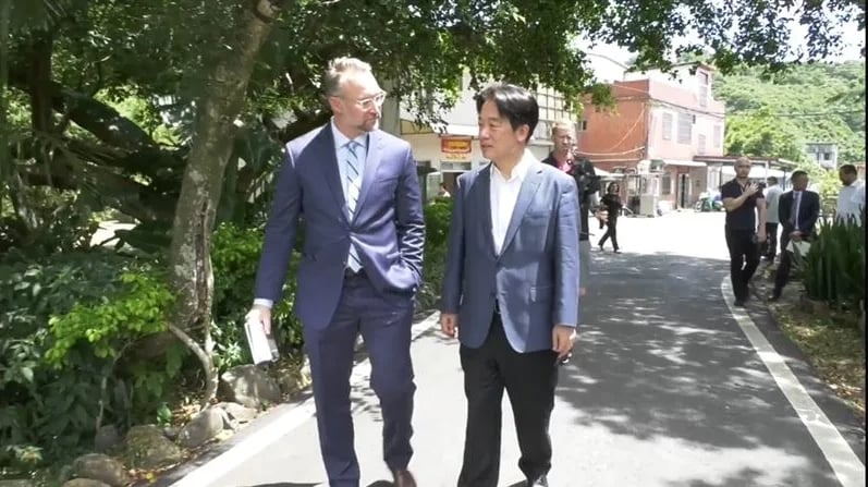 賴清德曾邀外媒到萬里老家專訪,如今遭爆涉違建爭議。賴清德競辦提供
