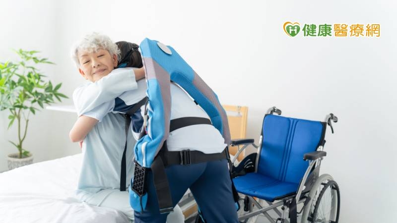 中風四肢萎縮無力、站不起來! 「復健機器人」助向前走