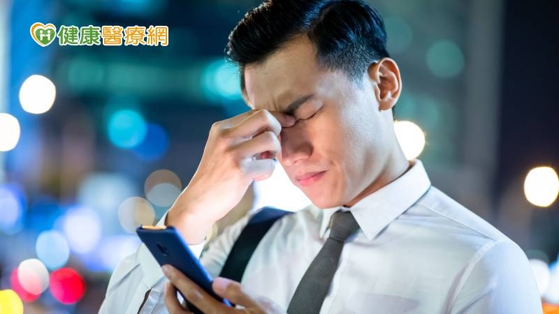 眼前有黑影?看東西也變小? 「6類人」當心是視網膜病變