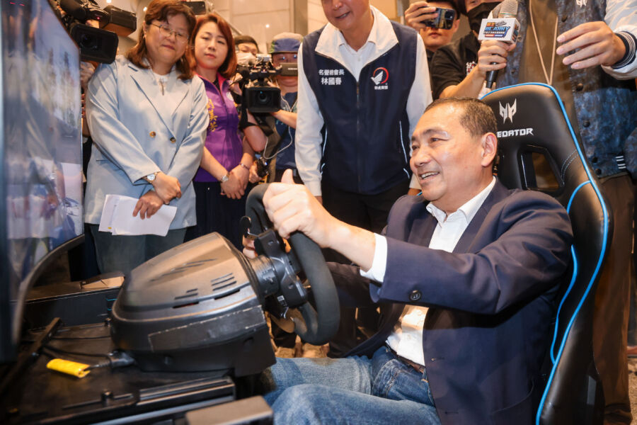 圖／「2023新北電競特展」開幕，侯友宜體驗虛擬賽車，感受賽車競速快感。（圖／新北市政府新聞局提供）