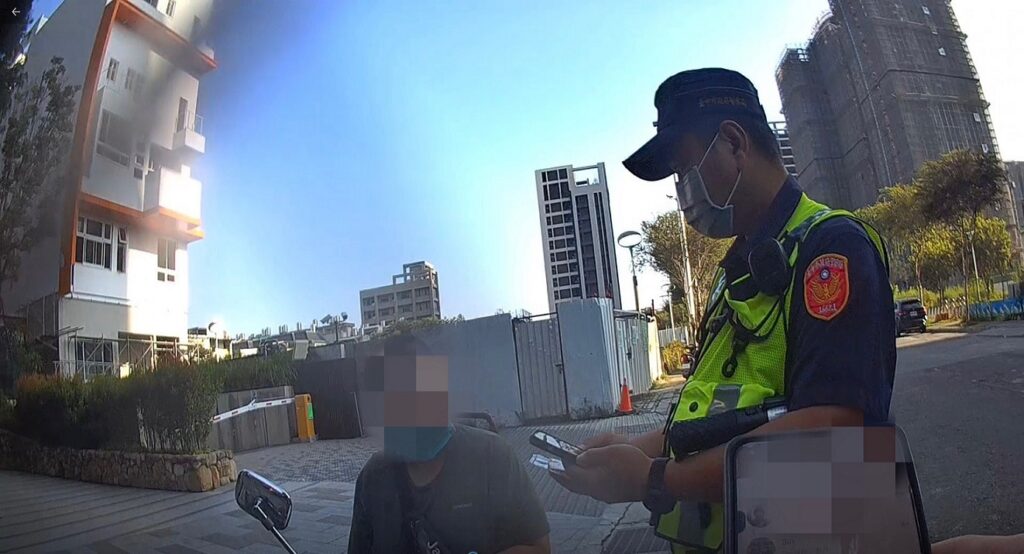 ▲圖說：警用小電腦發出「噹！噹！」兩聲，員警立即查獲詐欺女通緝犯 （圖／台中市政府提供）