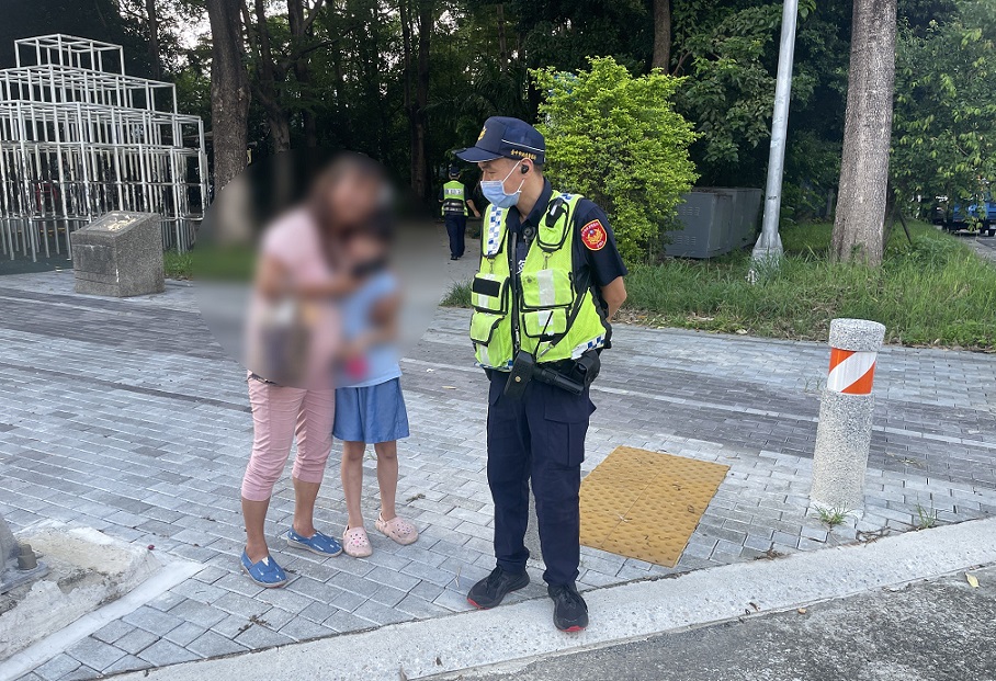 ▲圖說:大陸10歲女童來台探親卻在公園走失,員警在15分鐘內尋獲 (圖/台中市政府提供)
