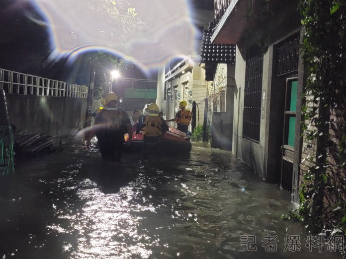 彰化員林市因大雨淹水 深夜民眾受困消防隊急救援 55 員林 水淹