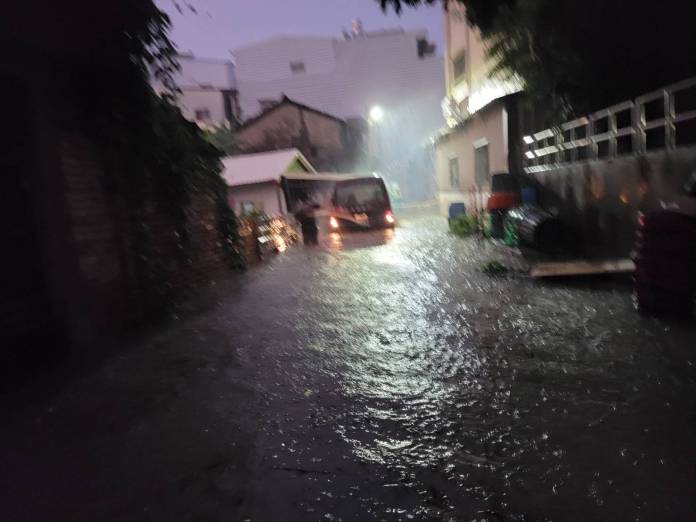 彰化員林市因大雨淹水 深夜民眾受困消防隊急救援 51 891193 | 生活 生活 記者爆料網