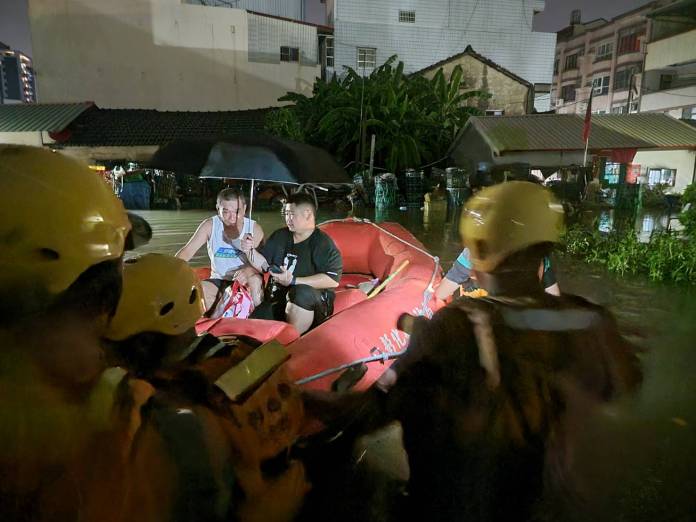 彰化員林市因大雨淹水 深夜民眾受困消防隊急救援 52 891186 | 生活 生活 記者爆料網