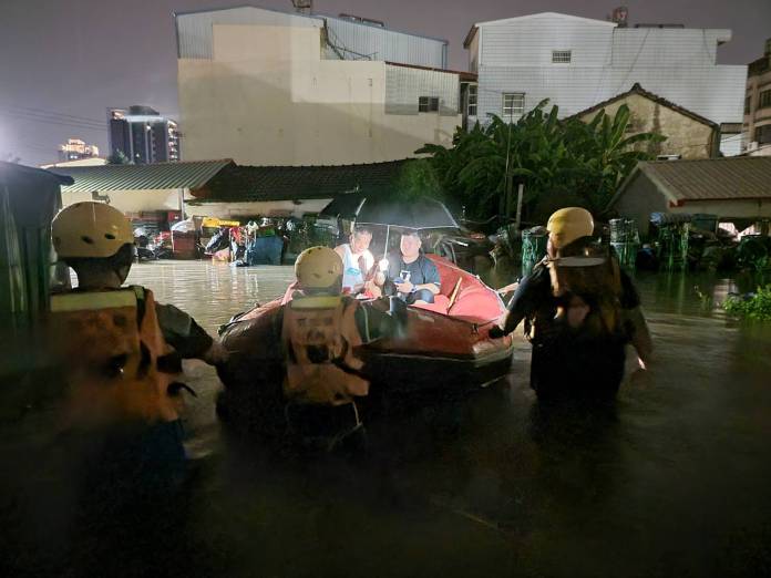 彰化員林市因大雨淹水 深夜民眾受困消防隊急救援 53 891185 | 生活 生活 記者爆料網