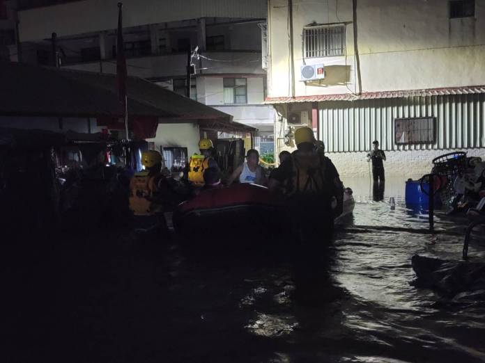 彰化員林市因大雨淹水 深夜民眾受困消防隊急救援 54 891184 | 生活 生活 記者爆料網