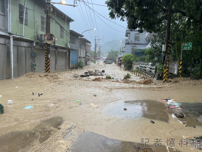 午後大雷雨來襲! 新店淹水二級警戒"新潭路"泥流成災 62 新店 泥流