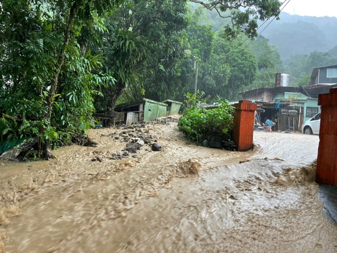 午後大雷雨來襲! 新店淹水二級警戒"新潭路"泥流成災 60 S 39305340 | 社會 社會 記者爆料網