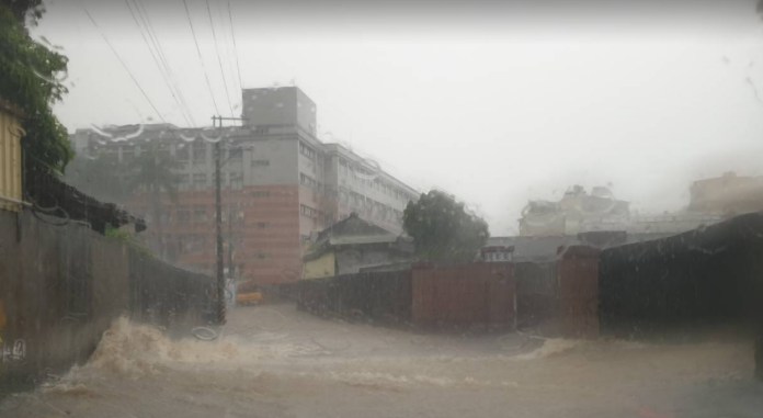 (強降雨成災片)豪雨成災!員林鎮員草路交通中斷 員水路嚴重積水 60 | 社會 社會 記者爆料網