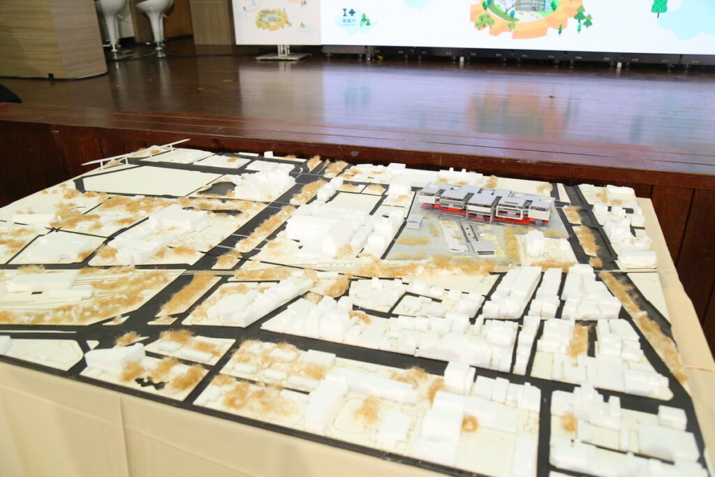 設計導入城市治理!十大旗艦計畫「文化新絲路2.0」亮點計畫「嘉義市中程旗艦策略計畫(文化新絲路2.0)及城市設計與總圖書館研究規劃計畫」研討會暨成果發表會今(6)日在嘉義文化創意園區O棟2樓禮堂閃亮登場,由國立陽明交通大學建築研究所龔書章教授透過帶領學生實地走訪嘉義市文化新絲路軸帶,提出許多極具創意想法,精彩可期。