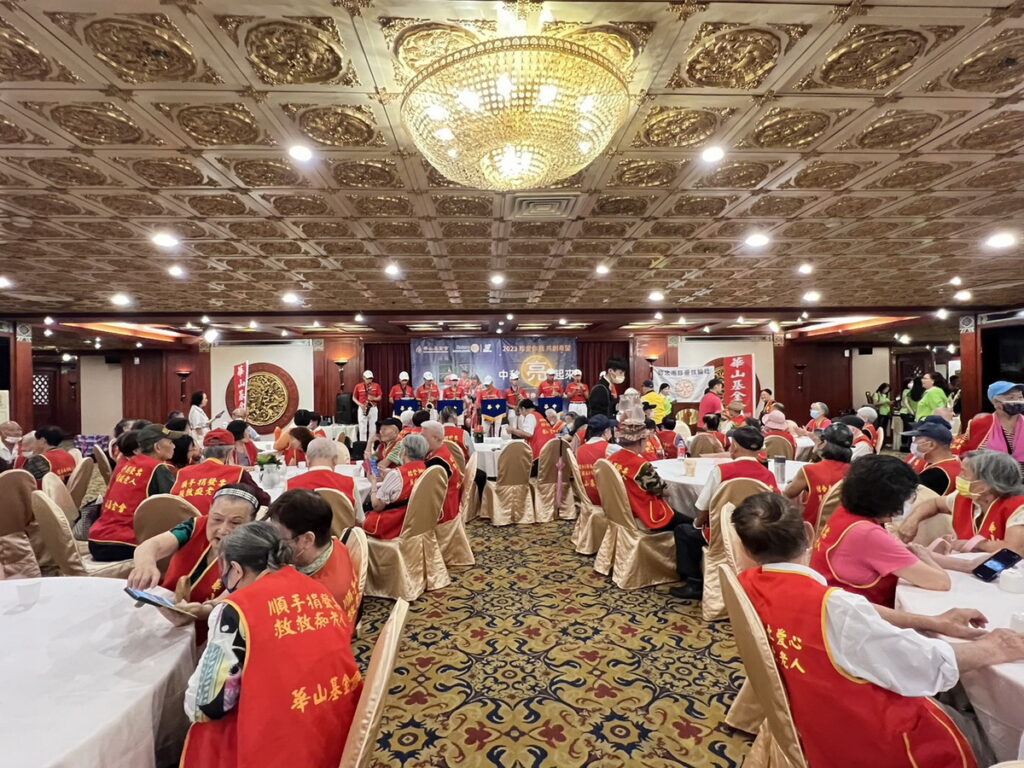 愛老人 中秋亮起來」公益餐會,邀請250位老寶貝一起重溫記憶中的台北圓山大飯店。(珍愛扶輪社提供)