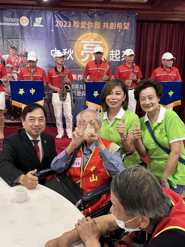高齡97歲的朱爺爺(前左二)重遊故地,見證了新舊時代的歷史變遷,內心無比感動。(珍愛扶輪社提供)