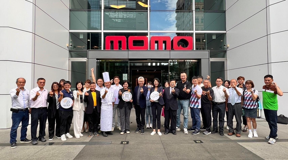 南投縣長許淑華攜手雲林縣長張麗善前往momo擔任超級直播主。(圖/南投縣政府提供)