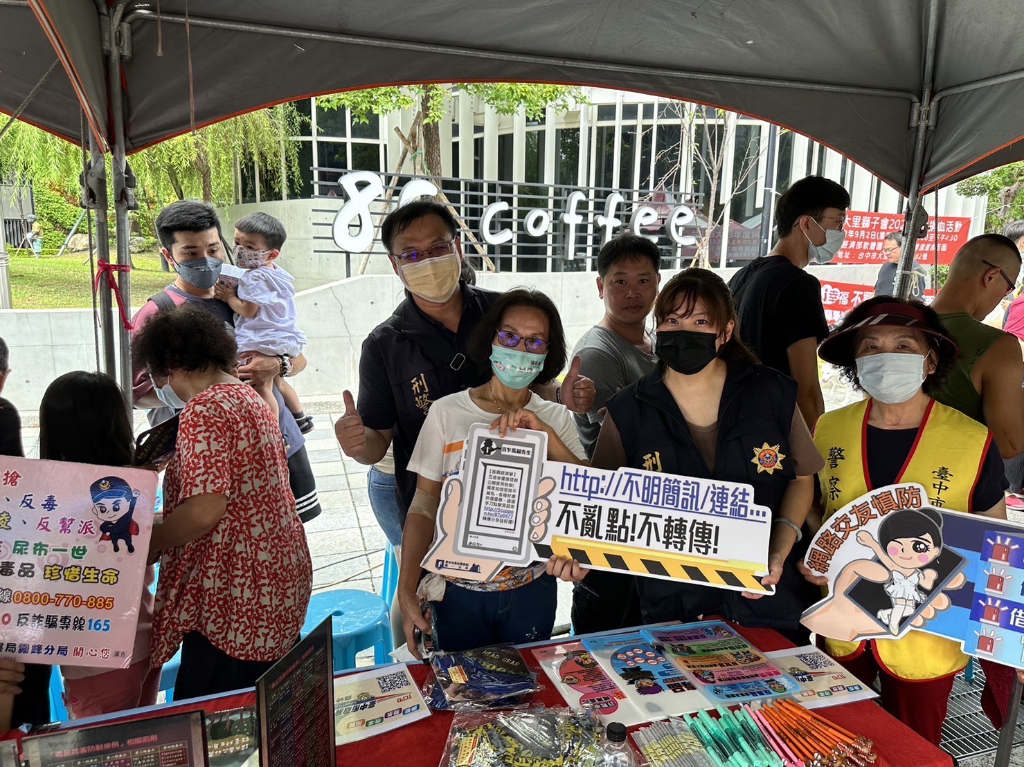 霧峰分局員警亦於現場設攤，發送有關「全民打詐」防詐、「安居專案」反毒、「禮讓行人」交通安全等各類文宣品。（圖/記者江雁武翻攝）