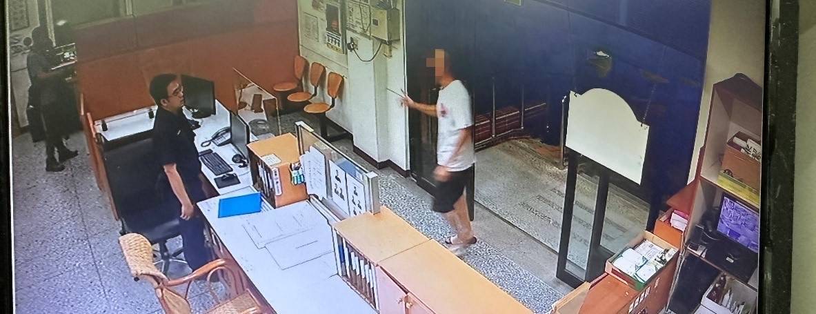 民眾林姓男子衝進所內請員警幫忙，焦急的父親向員警求救，稱他的3歲兒子口吐白沫。（圖/記者林㤈輝翻攝）