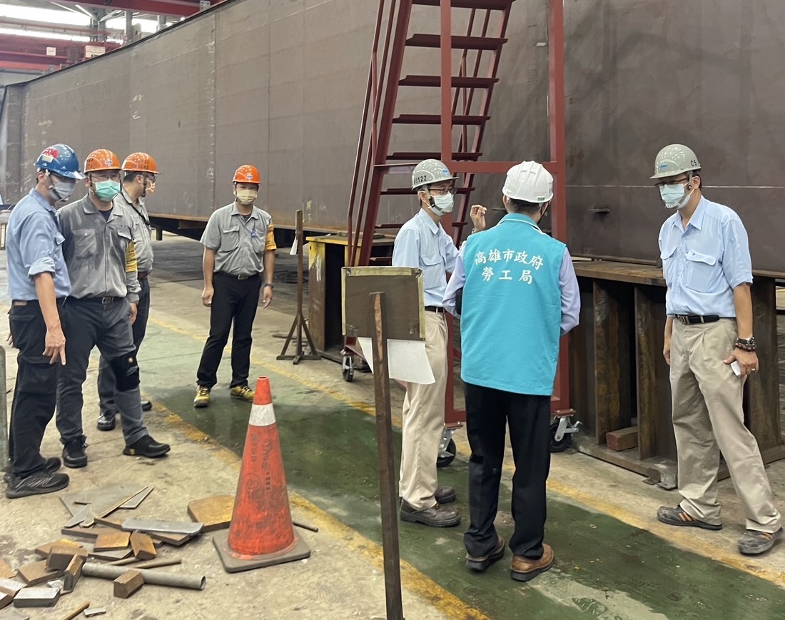 海葵襲高雄 高市勞工局颱風過後進場督促工作場所安檢復原