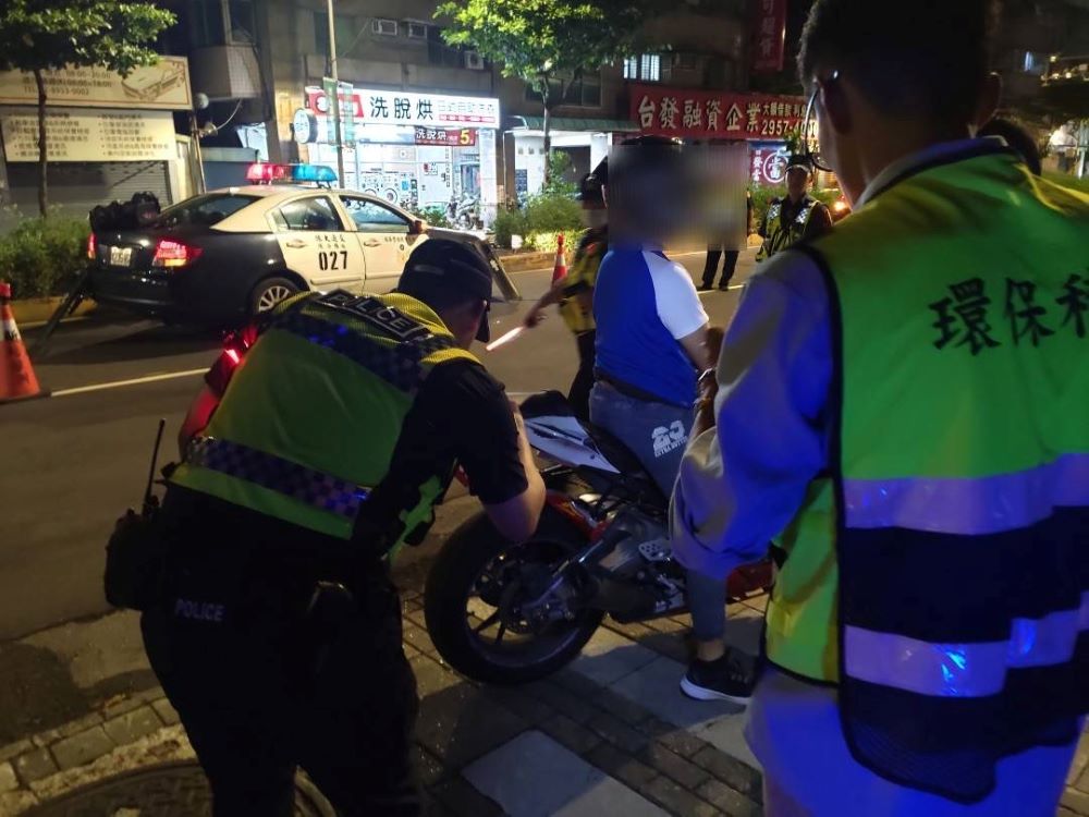 《圖說》在板橋土城交界周邊道路配合環保局聯合稽查取締改裝噪音車，杜絕山道猴子進化都市猴子。〈板橋分局提供〉