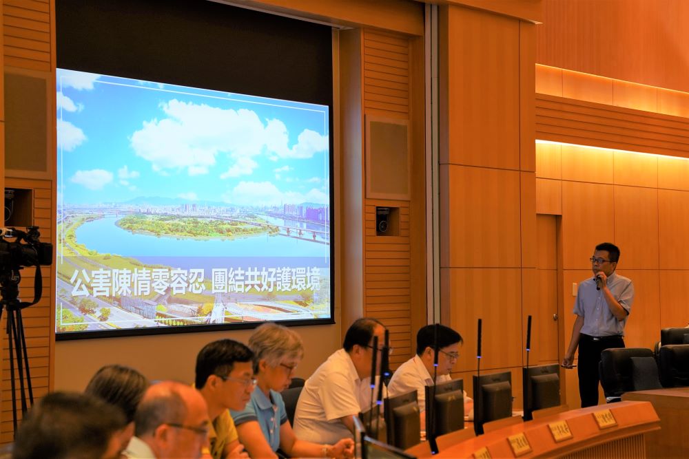 《圖說》新北市環保局長程大維6日於市政會議工作報告,以「環保顧民情,守護好環境」為題,提出「法令管制」、「科技執法」、「源頭管制」及「跨域合作」等4大策略。〈環保局提供〉