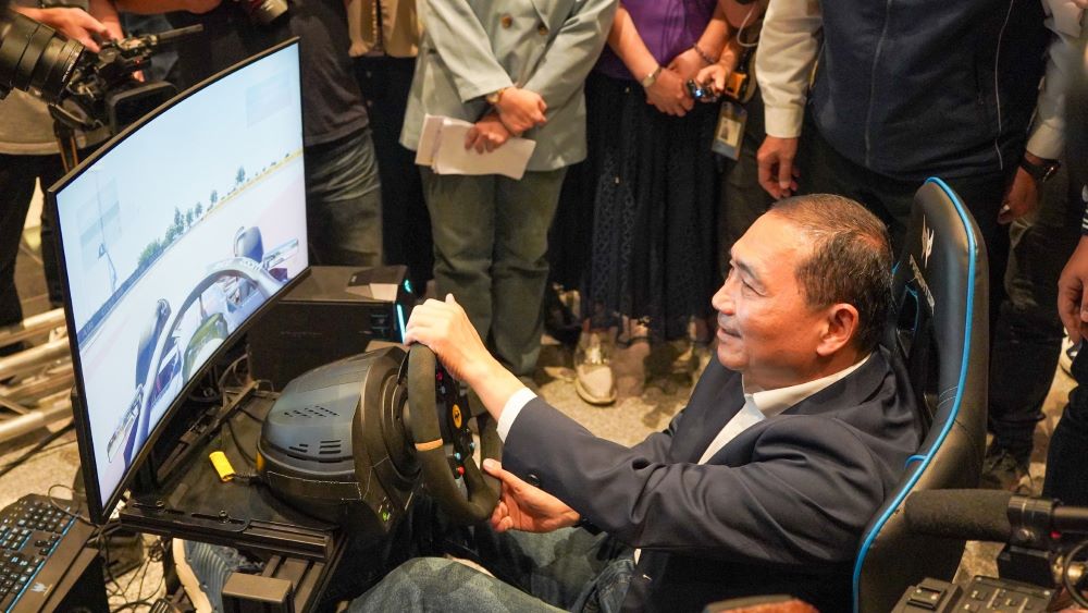 《圖說》侯友宜市長體驗虛擬賽車，採用Predator Orion 5000桌機搭配Speed Go賽車模擬器座艙，展現極致效能，猶如身歷其境的賽車快感。〈經發局提供〉