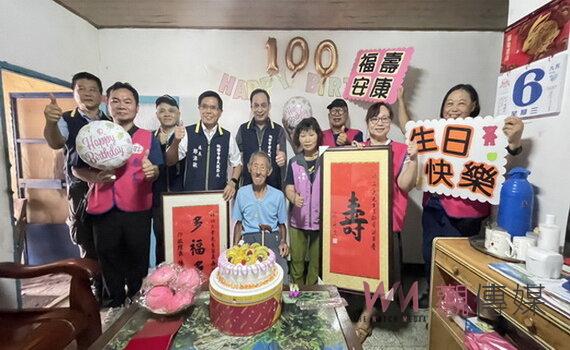 桃園榮服處到府歡慶孫功立爺爺百歲壽誕 代頒總統、陳揆壽屏