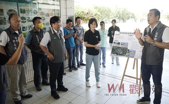 影/營建署長和蘇治芬會勘東勢國小 校園周邊及危險路段年底前發包
