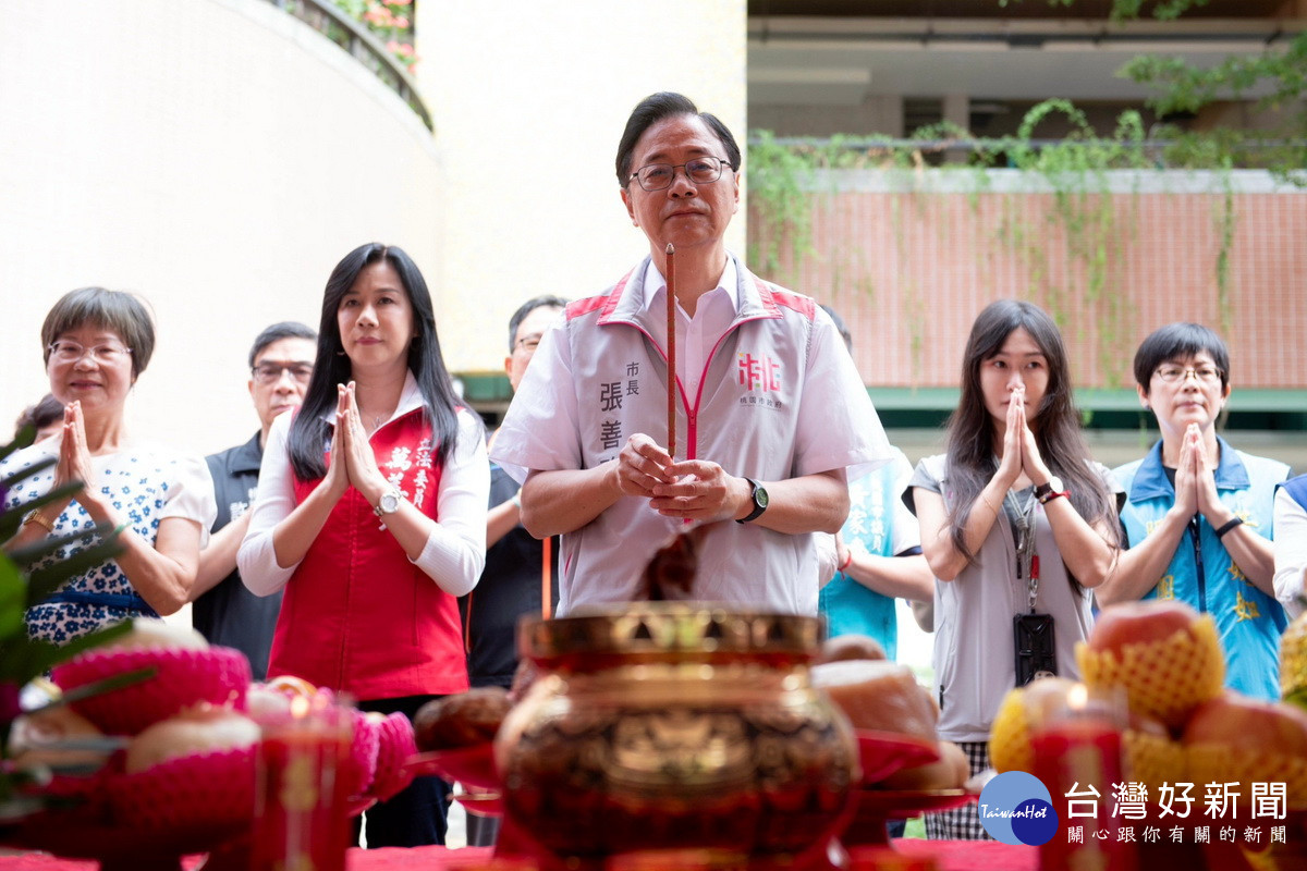 桃園市長張善政於龍山國小春風樓校舍重建開工動土典禮中焚香祈祝工程順利。<br /><br />
