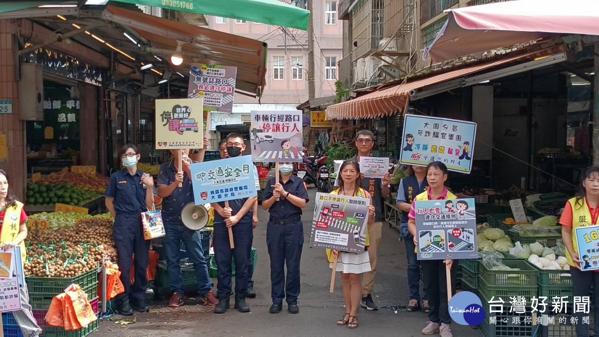 防制交通事故、反詐騙，大園警走入市場舉牌宣導。