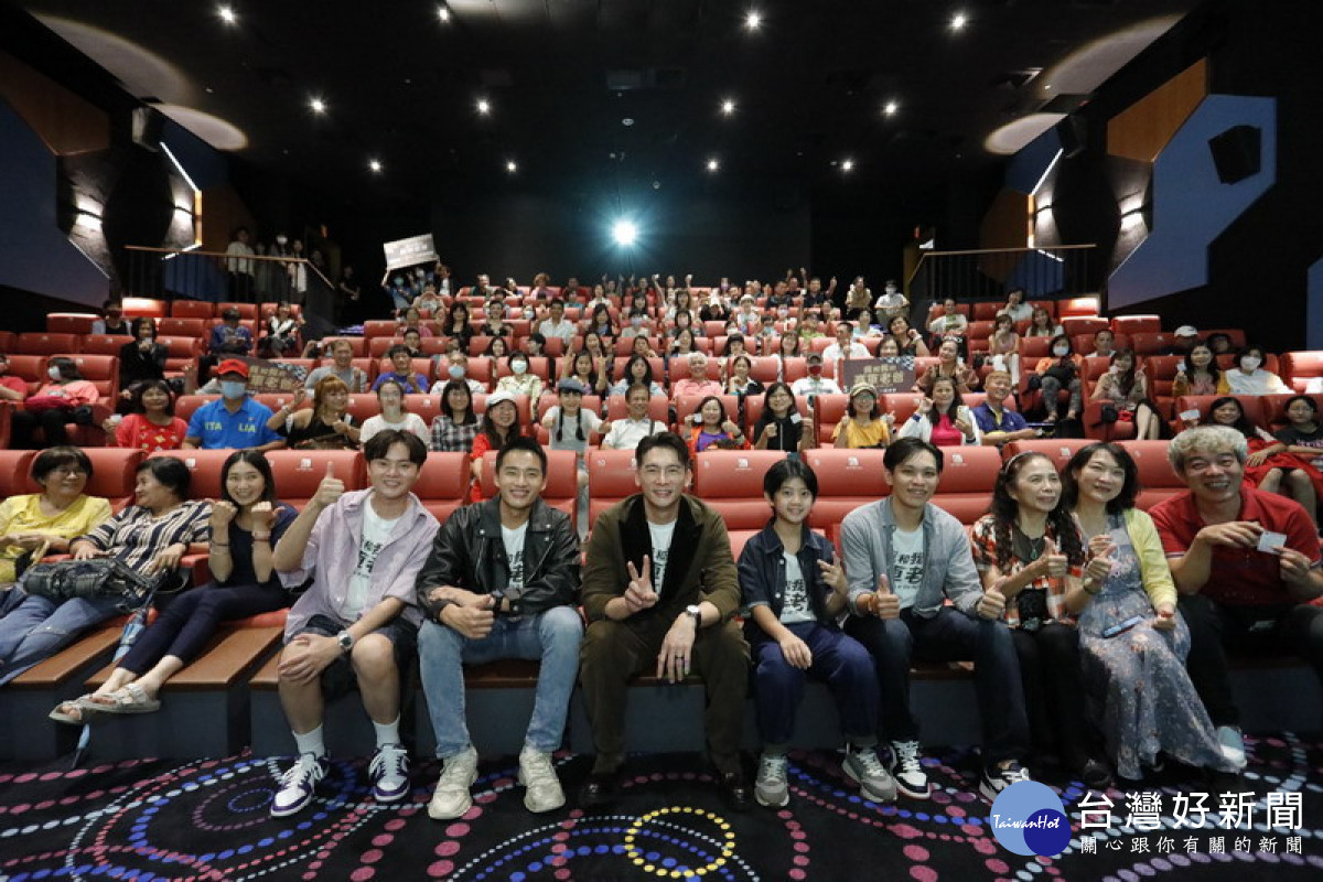 ▲高雄出身的新銳導演張書瑋率領主演陣容溫昇豪、陳澤耀、陳少卉「回老家」，在高雄喜樂時代總圖店盛大舉辦首映會活動。