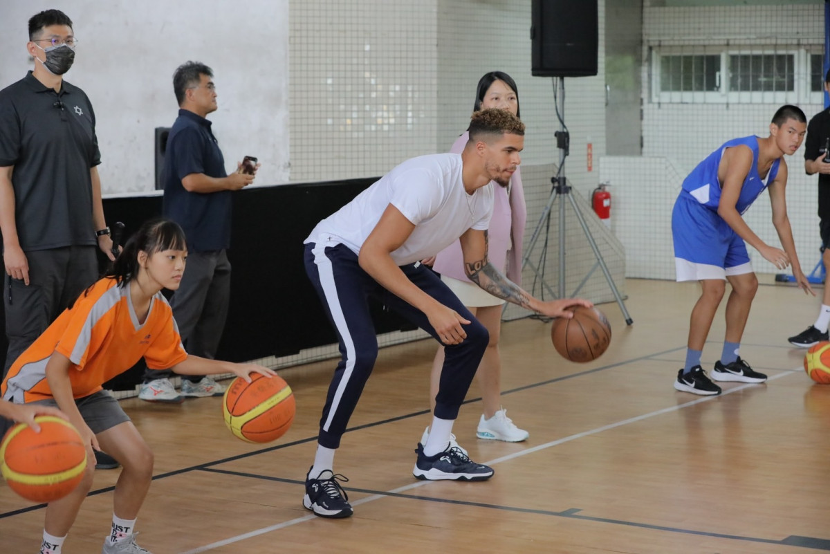 小波特指導球員技巧,並親自示範進行交流(圖/基隆市府觀銷處新聞科)