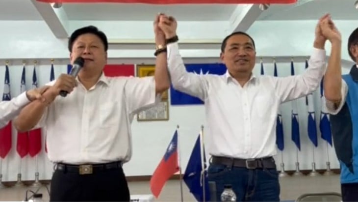 傅崐萁（左）拉起侯友宜（右）的手，高喊「侯友宜凍蒜」。翻攝畫面