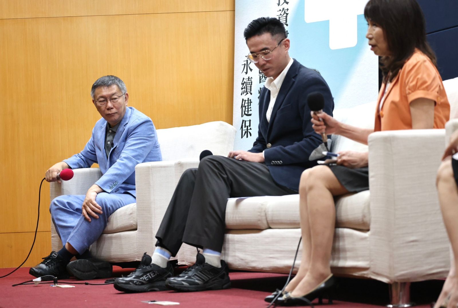 柯文哲（左）邀請藥害救濟基金會董事長、代理孕母解禁推動者陳昭姿（左）及已逝體育主播傅達仁之子傅俊豪（中）與談。林啟弘攝