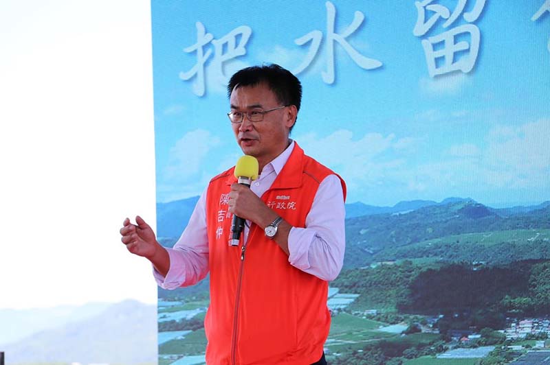 近日遭質疑找貿易商「超思」進口巴西雞蛋有圖利廠商之嫌的農業部長陳吉仲，6日上午召開記者會公布與超思合約。圖／取自陳吉仲臉書