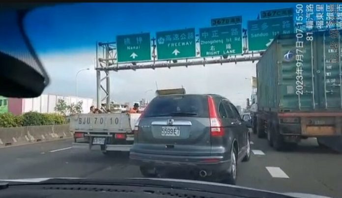 國道1號高雄五甲路段 多車追撞現場交通壅塞 65 1694046077405 e1694046131480 | 社會 社會 記者爆料網
