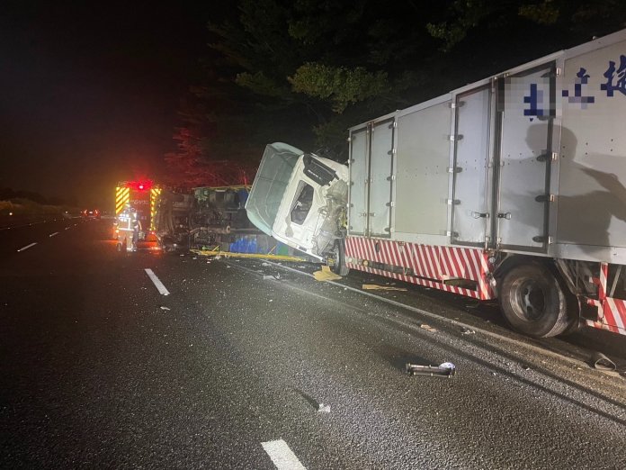 1發生貨車追撞車禍，前方遭追撞貨車翻覆，駕駛受傷送醫。 | 社會 社會 記者爆料網