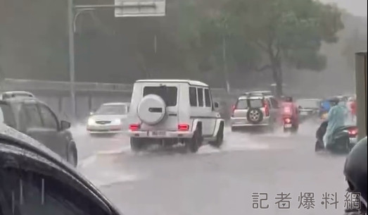 午後雨彈來襲!台南馬路水淹成河 永康區積水深達半個輪胎高 58 台南 淹水