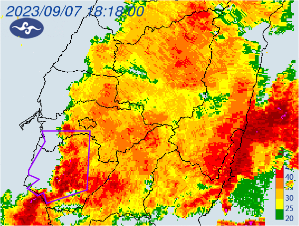 午後雨彈來襲!台南馬路水淹成河 永康區積水深達半個輪胎高 57 S 92356656 | 生活 生活 記者爆料網