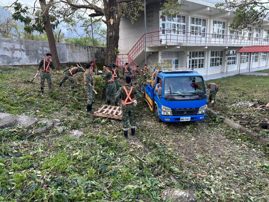 颱風過後，國軍協助都蘭社區災後清理（圖：環境部環境管理署）