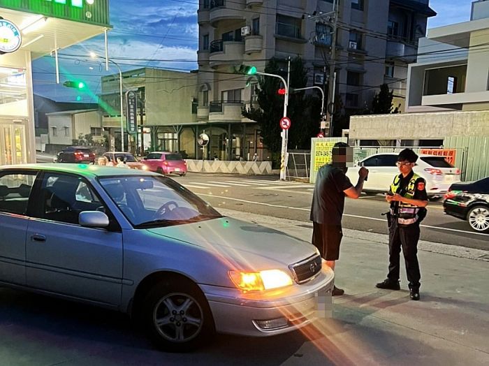 汽車拋錨卡路中間 長平警協助推至路旁待援