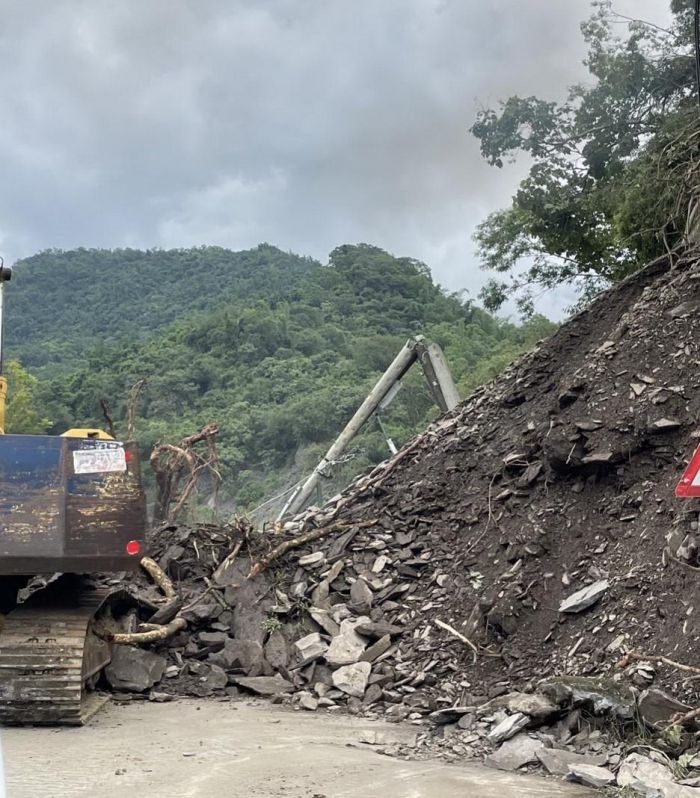 高雄六龜新開地區山崩落石 立委邱議瑩到場關心預計今天搶通