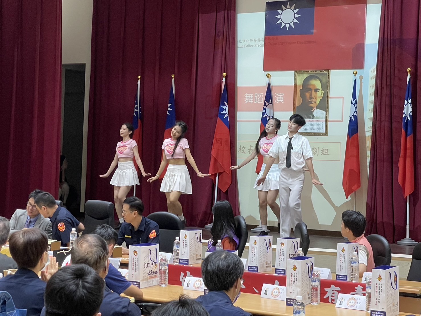 會議期間,士林分局邀請到轄內華岡藝校舞蹈科學生到場表演。(圖/警士林分局提供)