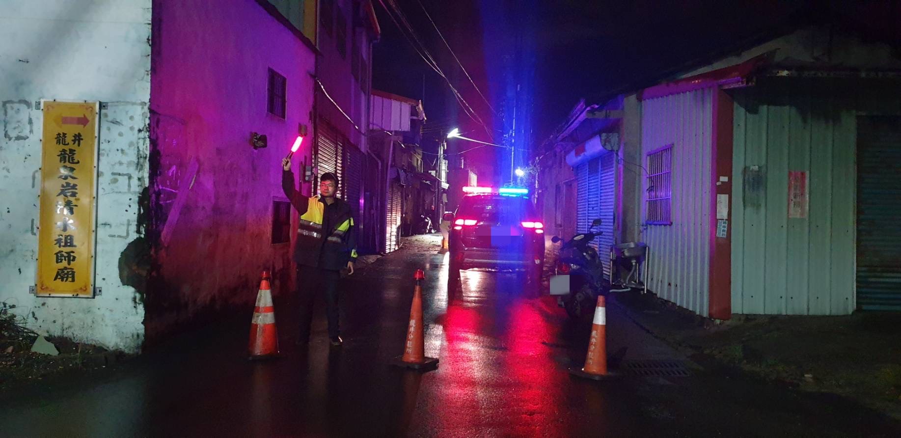 為了防止因視線不良而引發危險，龍井派出所警察們在雨中冒著危險進行交通管制。（圖/記者江雁武翻攝）
