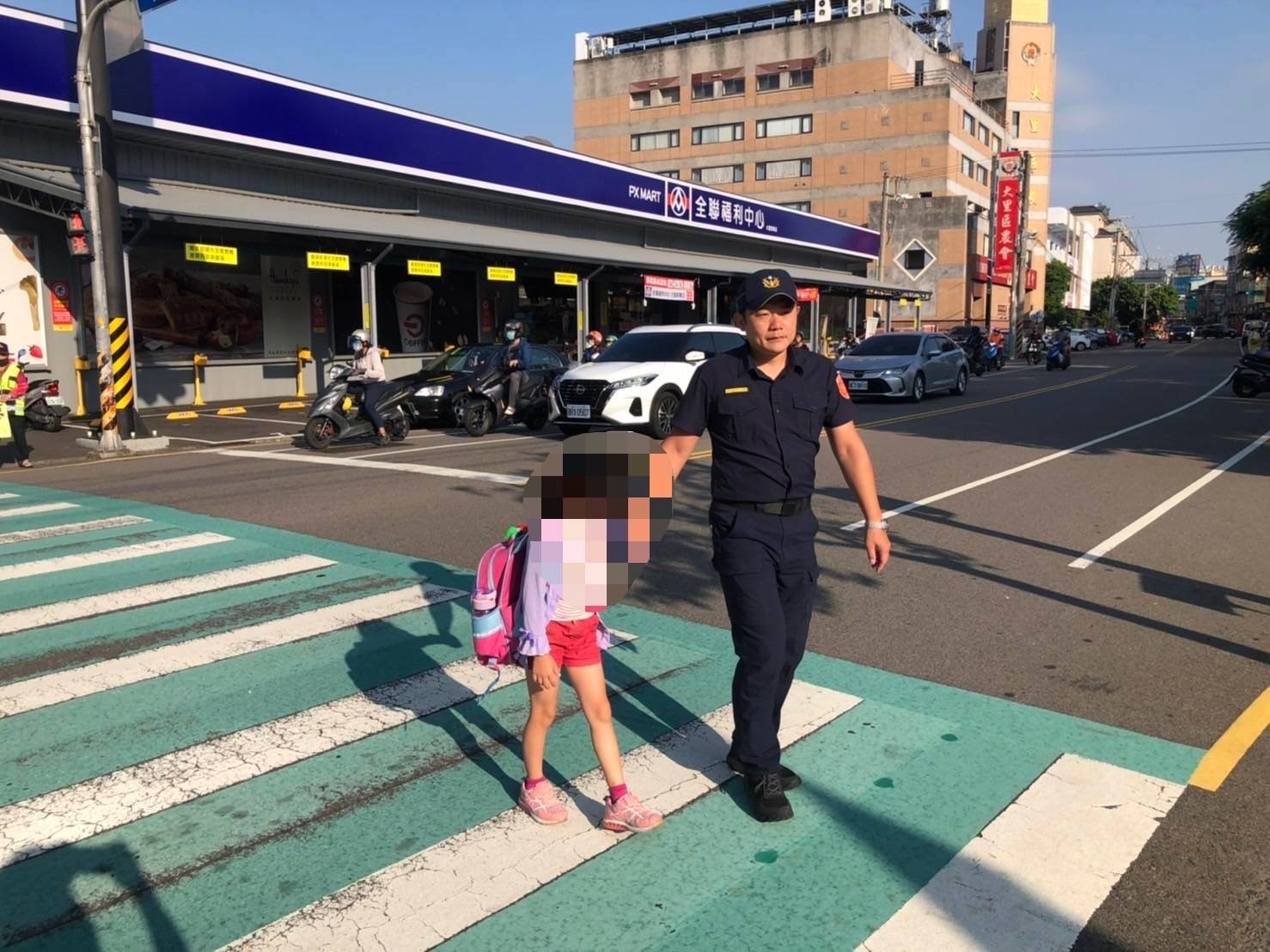 大里分駐所長何明憲在全國中小學開學日執行護童勤務時，遇到一個小女童在行人穿越道躊躇不前，原因是她忘記帶暑假作業，擔心受責備。（圖/記者林㤈輝翻攝）