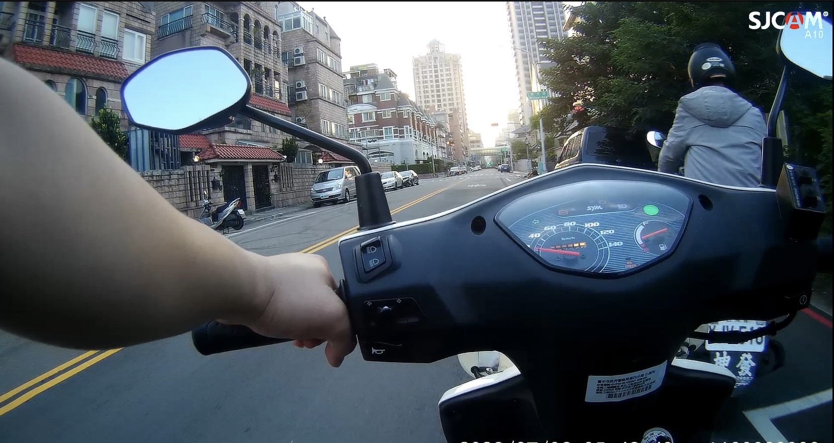 巡邏警員注意到一名男子騎乘機車突然減速，看起來心虛，警員主動上前進行盤查。（圖/記者江雁武翻攝）