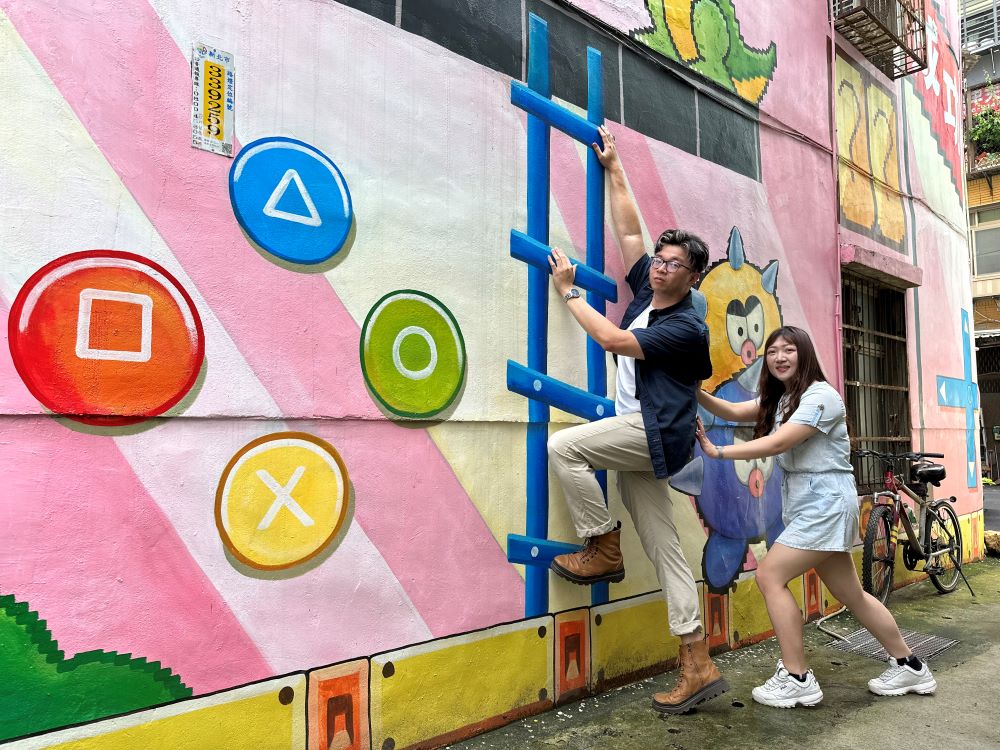 《圖說》牆面中融入了互動遊戲元素,讓你化身為遊戲主角,拍出一幅幅回憶殺。(五股區成功里) 。〈水利局提供〉