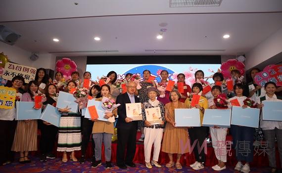 寒梅52年幫助588位單親媽媽　陳楊麗蓉激勵家扶媽傲雪綻放